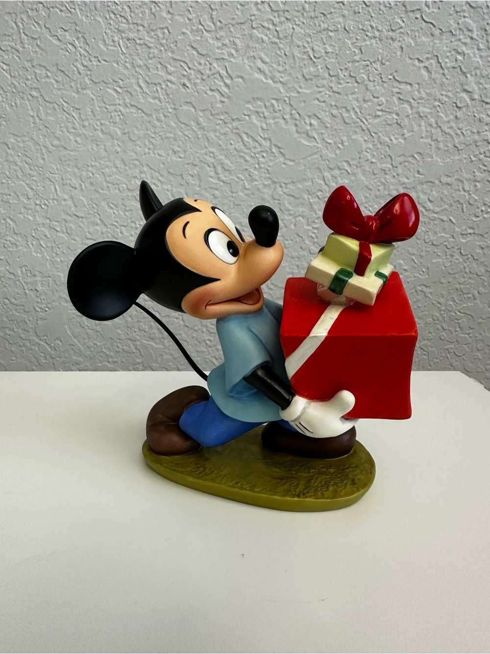 WDCC 1995 Mickey Mouse-Presents For My Pals Figurine-Pluto's Christmas Tree
